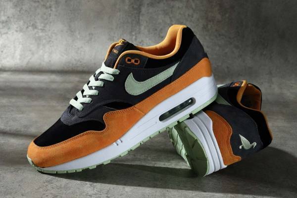 ベイト“アヒル刺繍入り”スニーカー「ナイキ エアマックス 1」大胆オレンジのヌバックアッパー