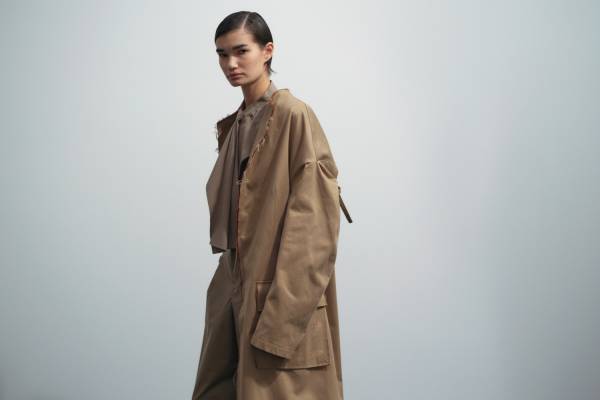Y's新作ウェア、“断ち切り”仕様のコットンツイルコートやヴィンテージ風テーラードジャケット