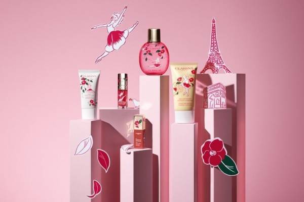クラランス2023年春コスメは"赤いカメリア”着想、透け感レッドの限定リップオイルなど