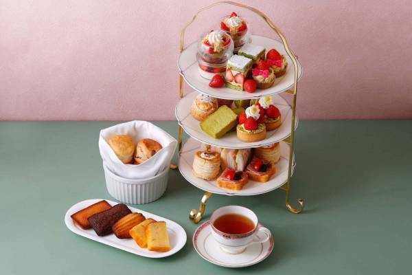 ウェスティンホテル東京“苺とピスタチオ”のアフタヌーンティー、マカロンやミニシュークリーム