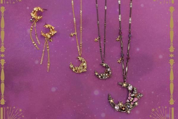 アナ スイ“月に蝶が舞う”お守りジュエリー、幻想的なカットガラスがきらめくネックレス＆ピアス