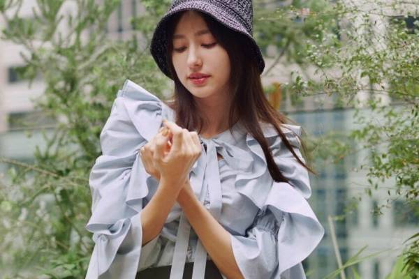 スナイデル23年春新作“フリルたっぷり”シャツワンピース＆ボリューミーなボウタイブラウス