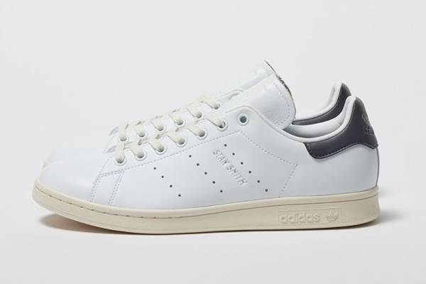 アディダス オリジナルスのスニーカー「スタンスミス」トゥモローランド別注チャコールグレーを差し色に