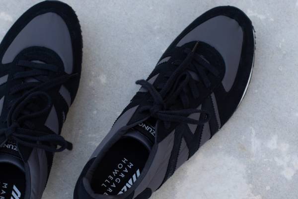 マーガレット・ハウエル×ミズノ新色スニーカー - グレー×ブラックのコンビカラー、フィット感もUP