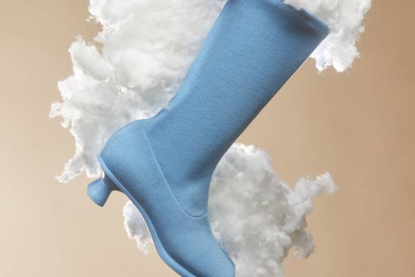 カンペール新作ウィメンズシューズ、丸いつま先のカウボーイブーツ＆厚底ニットブーツ