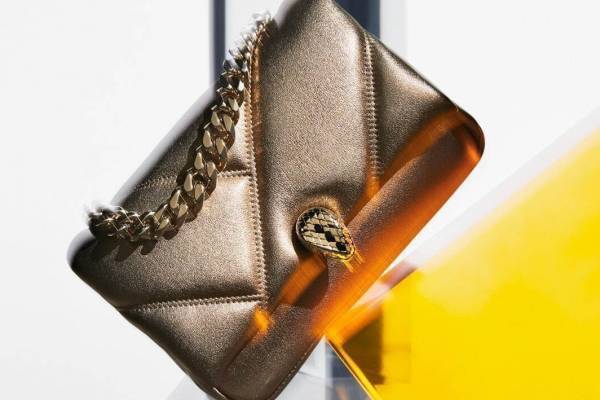 ブルガリ”まるで宝石”「セルペンティ」新作バッグ、輝くメタリックゴールドのクロスボディなど