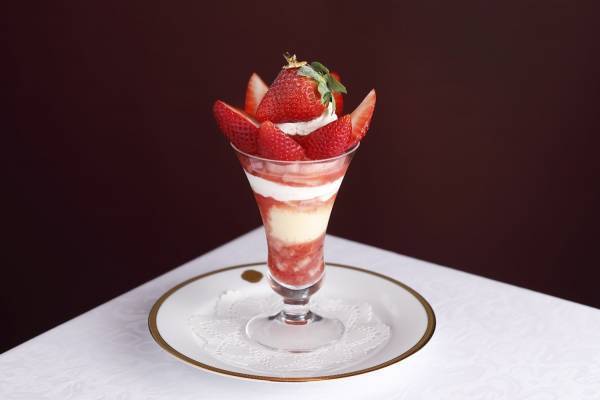 資生堂パーラーの限定ストロベリーパフェ、大粒苺「美濃娘」を丸ごとトッピング