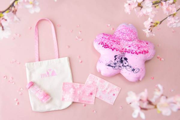 東京ディズニーリゾートの“サクラ”グッズ、桜の木の下で眠るミッキーマウスたちを描いたバッグ＆カップ