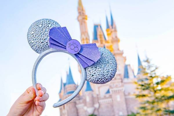 東京ディズニーリゾートのディズニー100周年グッズ、ぬいぐるみバッジ＆レトロなTシャツなど