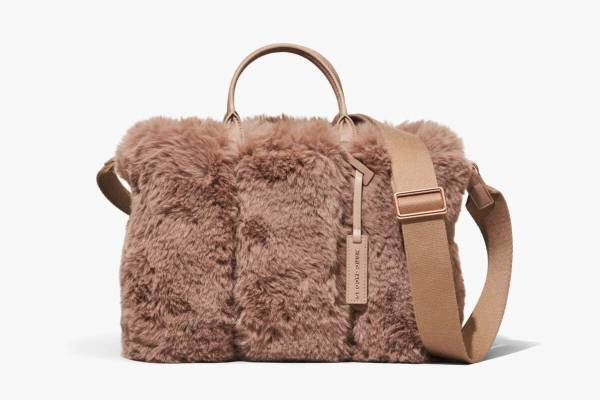 マーク ジェイコブス23年干支「うさぎ」モチーフの新作バッグ、”ふわふわエコファー”のボディ