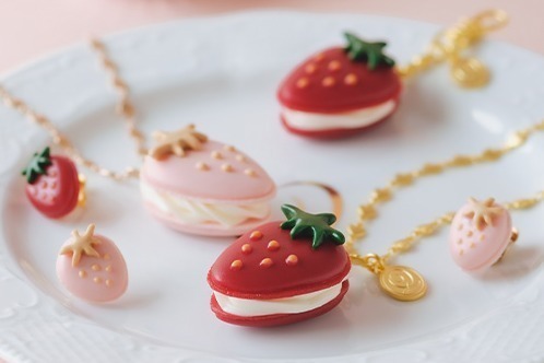 Q-pot.のバレンタイン限定アクセサリー、甘酸っぱい“いちごマカロン”のネックレス＆ピアス