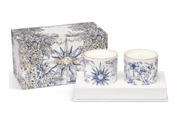 ディオール メゾンのクリスマス、ブルー×ホワイトの繊細なスケッチを描いたキャンドルやプレート