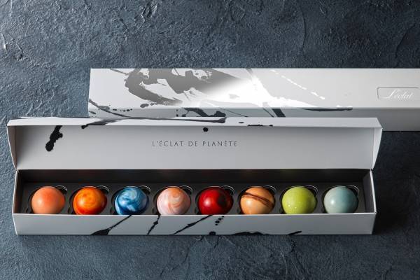 大阪・リーガロイヤルホテル「惑星ショコラ」期間限定BOX、ミルクティ味の“天王星”など