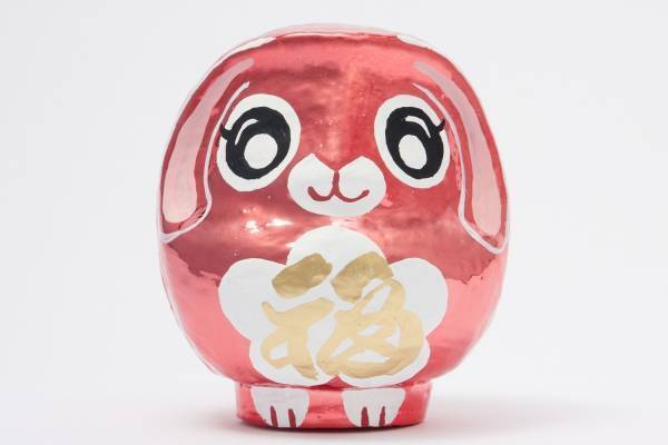 アンブッシュ2023年限定“うさぎだるま”、メタリックピンクのウサギネックレスも