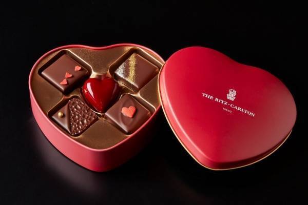 ザ・リッツ・カールトン東京のバレンタイン - 真っ赤なハート缶入りショコラ、キャラメルフレーバーなど