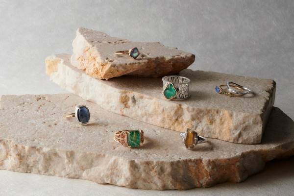 アガット23年春ジュエリー、まるで“ハチミツ”ナチュラルアンバーの限定ネックレスや煌めくリング