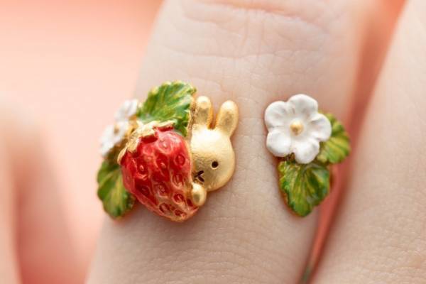"ミッフィーが顔を出す”苺×花びらの手作りリングやピアス、フラワーミッフィーで発売