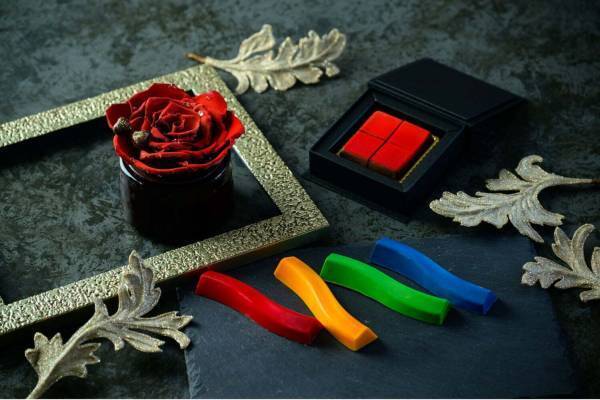 東京マリオットホテル23年バレンタインチョコ、真っ赤なバラ＆流線形フォルムの鮮やかショコラ