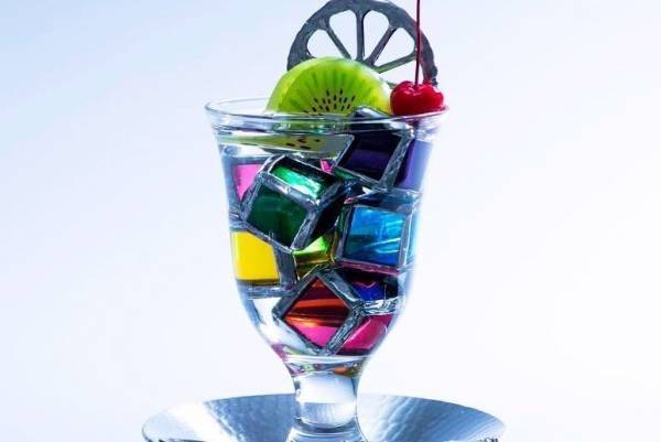 ステンドグラス作家・ひらのまり展覧会「こころを満たす喫茶展」大丸梅田店で、喫茶店メニューをモチーフに