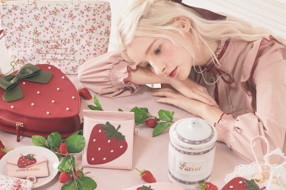 メゾン ド フルール“いちご”が主役の新作、パールの種を飾ったいちごショルダーバッグ＆いちごミラー