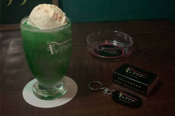 レトロ雑貨が並ぶ「レトロ文字部」大阪・阪神梅田本店で、昭和レトロな”老舗喫茶風”グラスなど