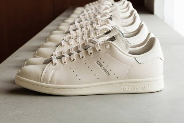 アディダス オリジナルス“オールホワイト”の「スタンスミス」スニーカー、エディフィス＆イエナ別注で