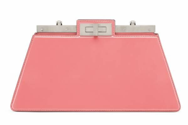 フェンディの人気バッグ「ピーカブー」にシャープな台形×メタルチェーンの新作、華やかピンクなど