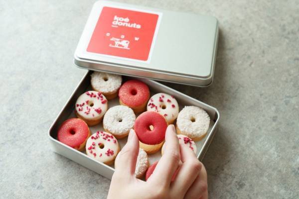 牛乳石鹸“⾚箱”の限定イベントが京都で、コエ ドーナツのコラボクッキー缶＆泡体験など