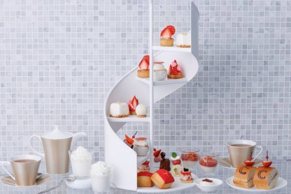 コンラッド大阪の苺アフタヌーンティー第2弾、“生クリーム×苺”のタルトやシュークリーム