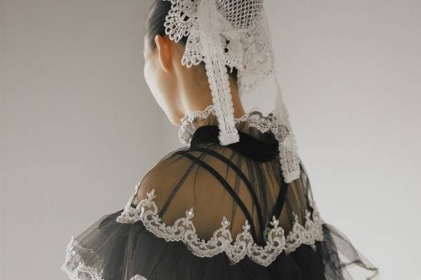 タナカダイスケ23年秋冬新作、レースを飾ったドレス＆クリスタルビジューを配した付け襟