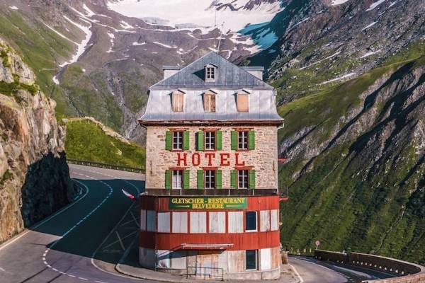 「ウェス・アンダーソンすぎる風景展」寺田倉庫で、“まるで映画の1シーン”世界の風景写真が集結