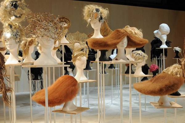 ヘアデザイナー加茂克也の展覧会が表参道ヒルズで開催、ヘッドピースを中心に作品約400点を展示