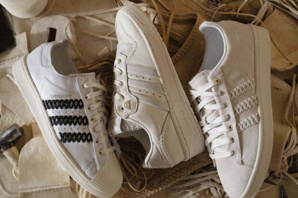 アディダス オリジナルス×フットインダストリーのスニーカー、“ハンドメイド”の「SST」など
