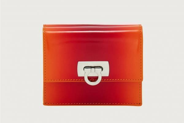 フェラガモの23年新作革小物、“夕日”のようなグラデーションカラーの財布＆リング付きカードケースも