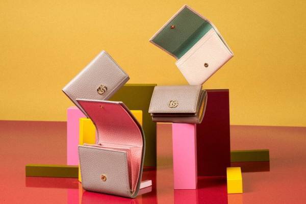グッチの新作財布“ホワイト×ミントグリーン”のバイカラーウォレット、ロゴ入りカードケースも