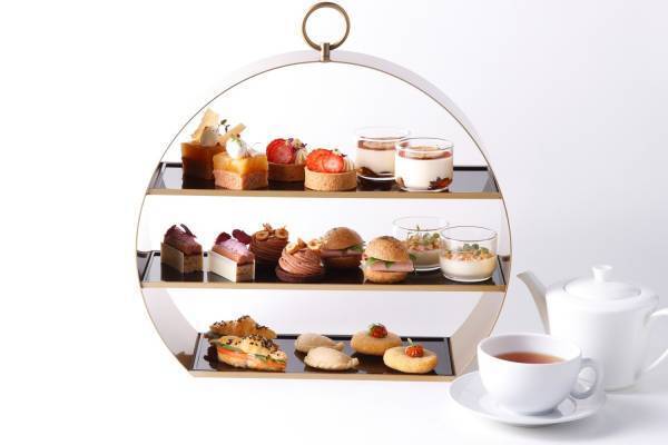 アルマーニ / リストランテの冬アフタヌーンティー、“GAロゴ”ティラミスや林檎のタタン