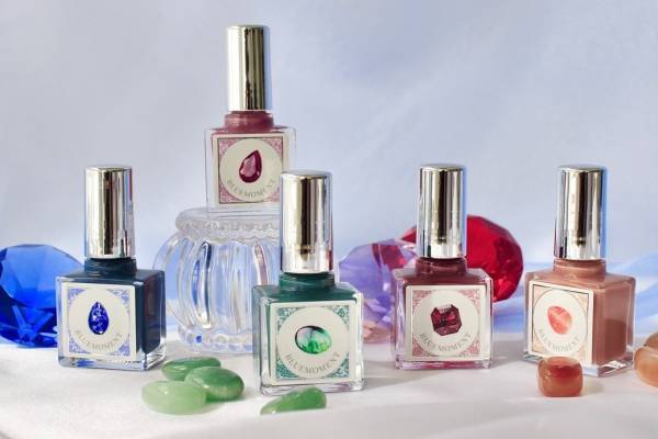 出版社生まれのネイル「秘めごとネイル」"ジュエリー”着想の新作、ダイアナ妃やシャネルの言葉をのせて