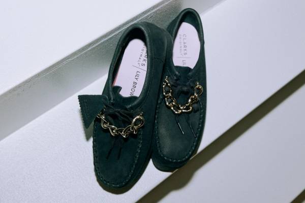 リリー ブラウン×クラークスのコラボ厚底シューズ、着脱できるチェーン付き「ワラクラフトロー」