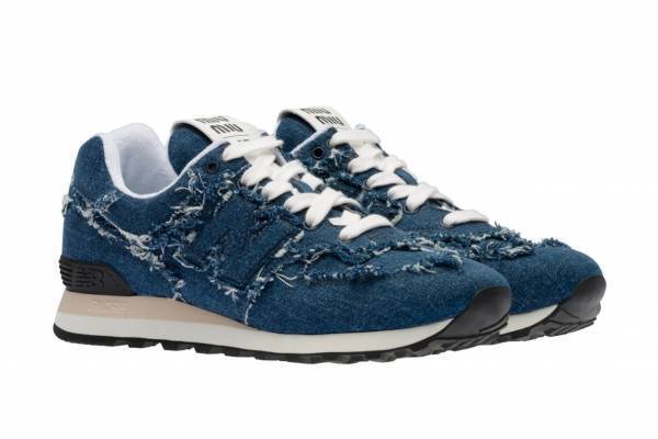 ニューバランス×ミュウミュウ第2弾、「574」スニーカーをフリンジ仕上げのデニムでアレンジ