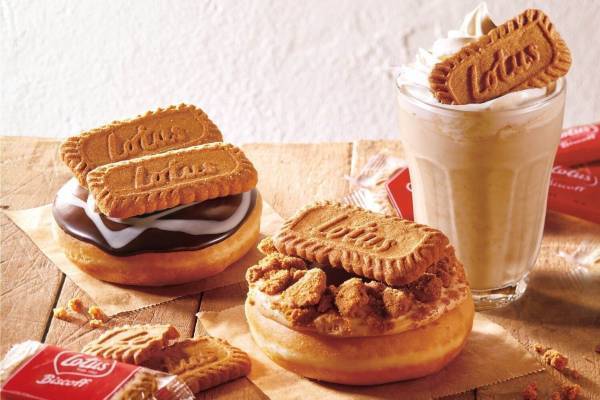 クリスピー・クリーム・ドーナツ「ロータス ビスコフ」ビスケットを飾ったドーナツ＆ドリンク