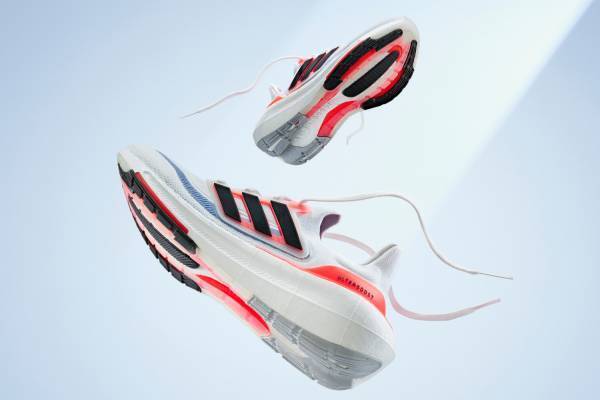 アディダス新作“最軽量”ランニングシューズ「ウルトラブースト ライト」10周年限定モデルも