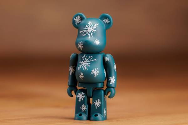 北海道土産「白い恋人」ベアブリック、雪の結晶＆ロゴ入りパッケージデザイン