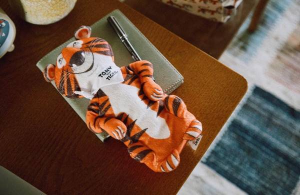 ニコアンド×ケロッグ「トニー・ザ・タイガー」のぬいぐるみ型ペンケース＆バッグなどコラボ雑貨