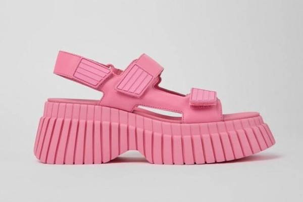 カンペール“厚底ソール”の新作ウィメンズシューズ、ハイソックスブーツ＆ストラップサンダル