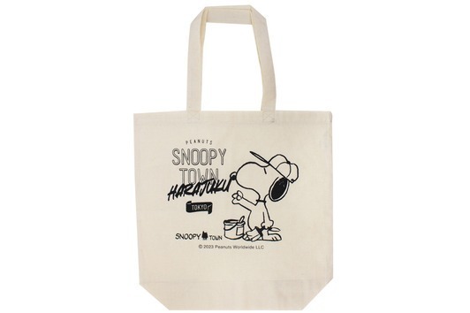 “原宿のストリートで遊ぶスヌーピー”のバッグ&Tシャツ、スヌーピータウンショップ原宿店限定で