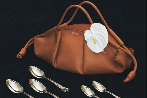 ロエベ23年春夏ウィメンズバッグ「パセオ」ひだ状シルエット×つややかレザー、チェーン付きも