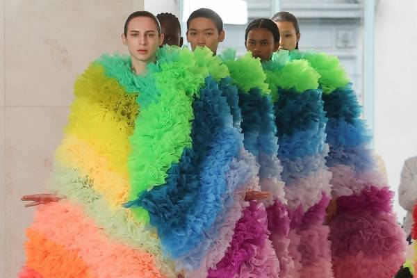 トモ コイズミ 2023年秋冬コレクション、“ドルチェ＆ガッバーナと紡ぐ”溢れんばかりの色彩