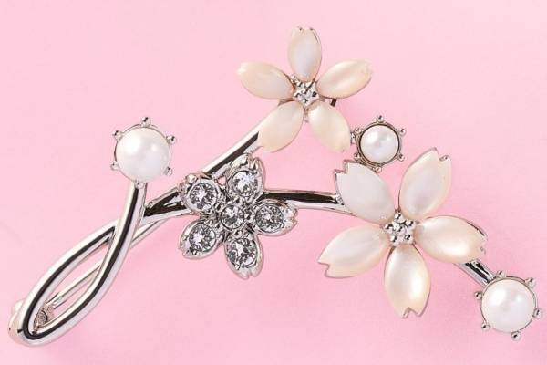 アンテプリマ“桜の花びら”モチーフの新作ジュエリー、パールが艶めくブローチ＆ネックレスなど