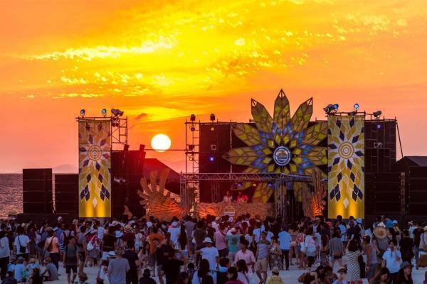 音楽フェス「コロナ サンセット フェスティバル 2023」沖縄で、開放的なビーチで楽しむライブ