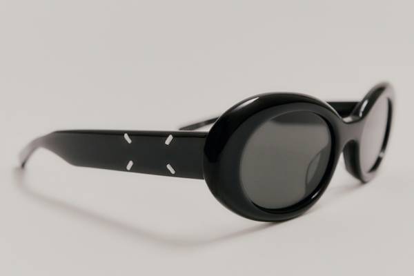 メゾン マルジェラ×ジェントルモンスターのアイウェア、“4本の白いステッチ”入りべっ甲サングラスなど